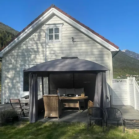 Golden Resort-«skulehuset» Stryn