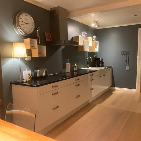 Golden Resort-«skulehuset» بيت للعطل سترين