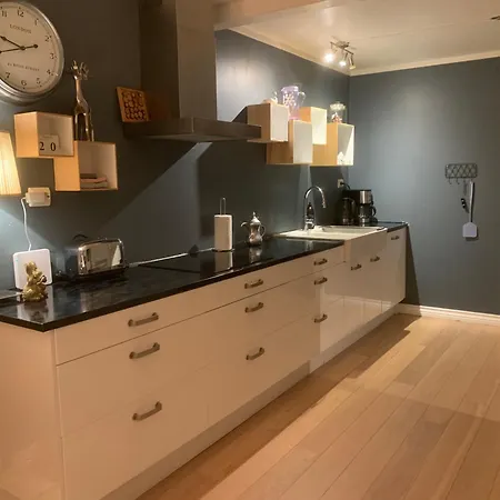 Golden Resort-«skulehuset» سترين