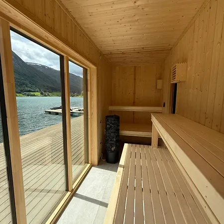 Golden Resort-«skulehuset» Stryn